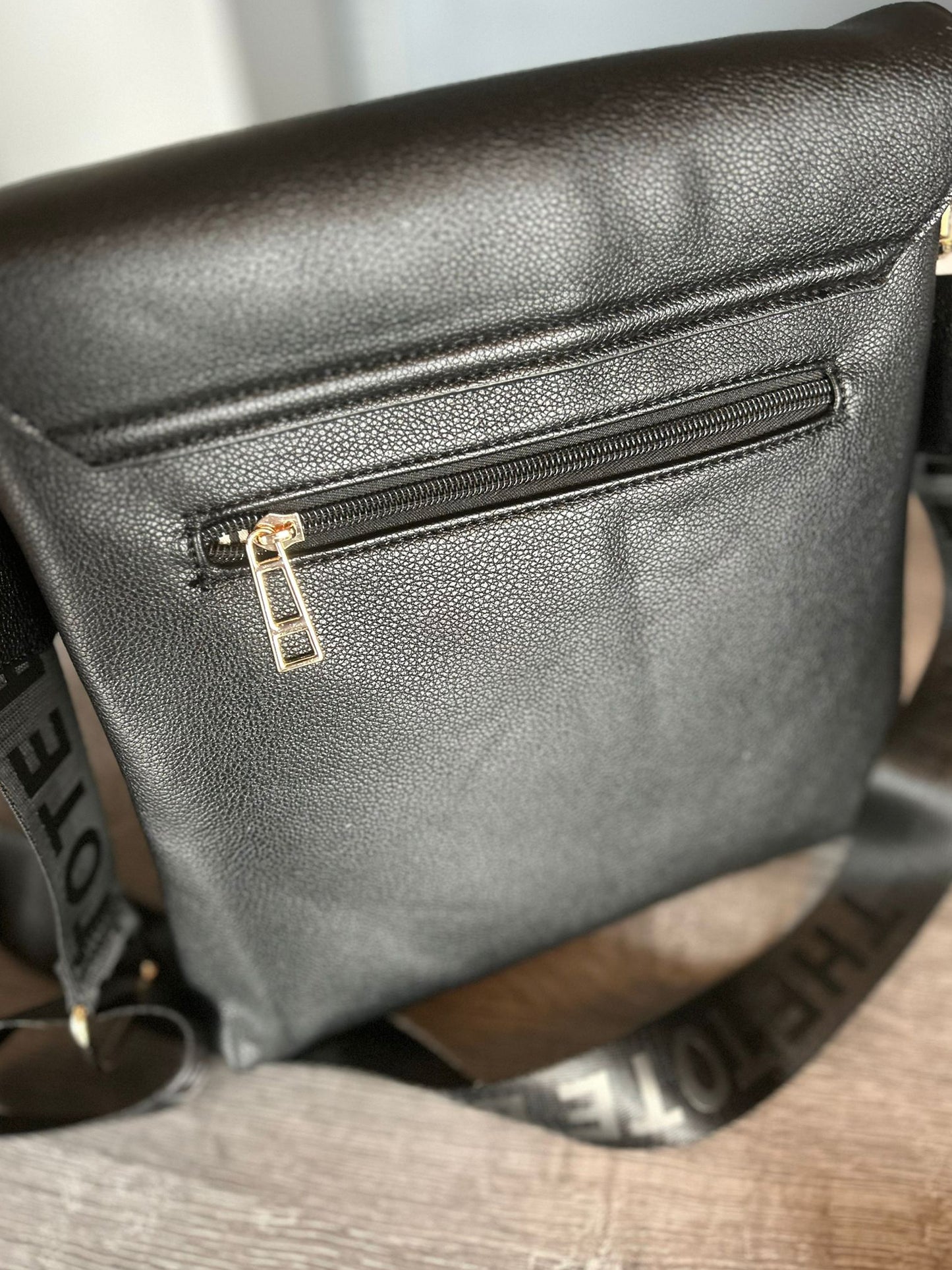 Hannah - Black flap over Messenger Bag