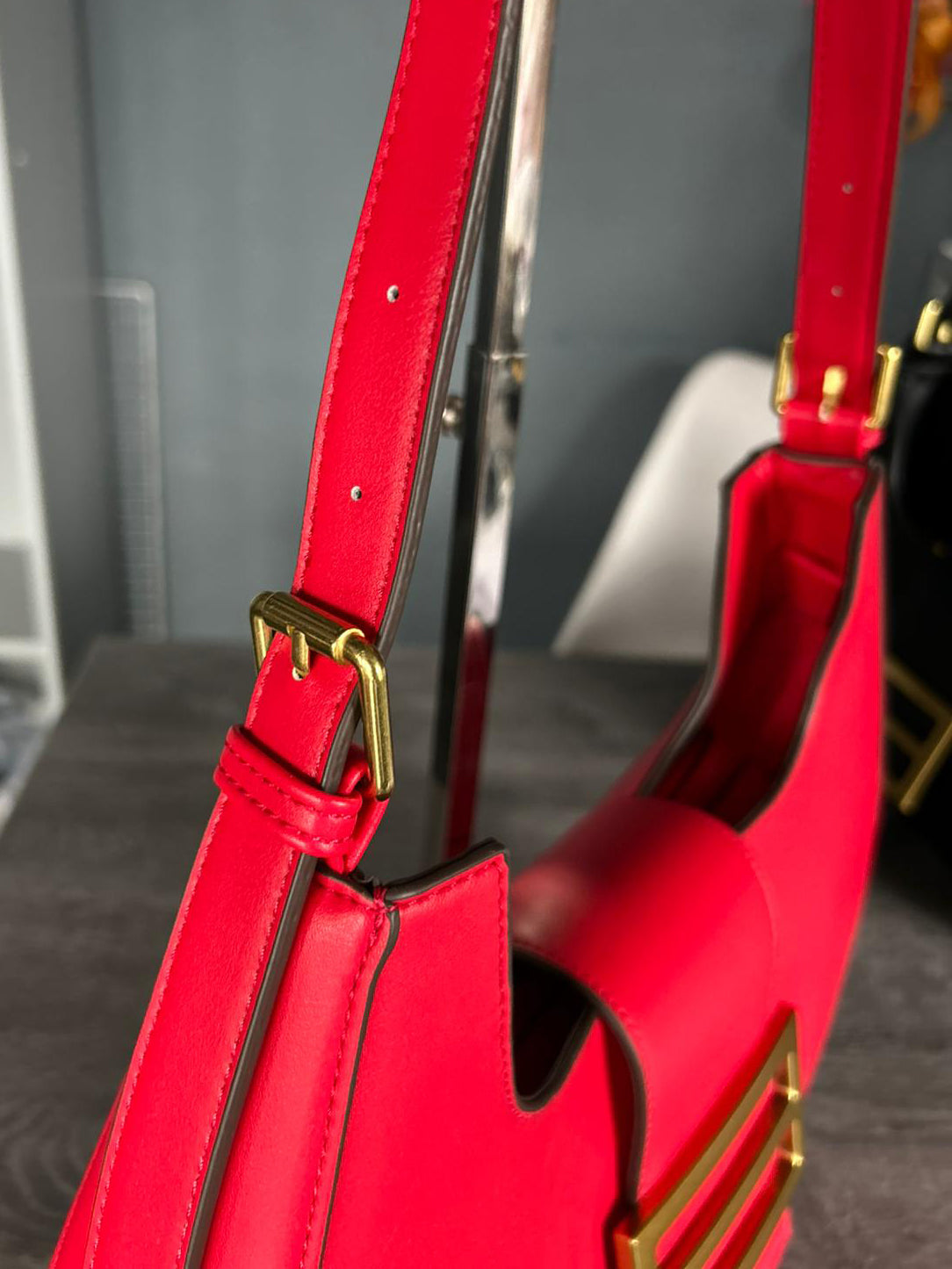 Farah - Shoulder bag with buckle