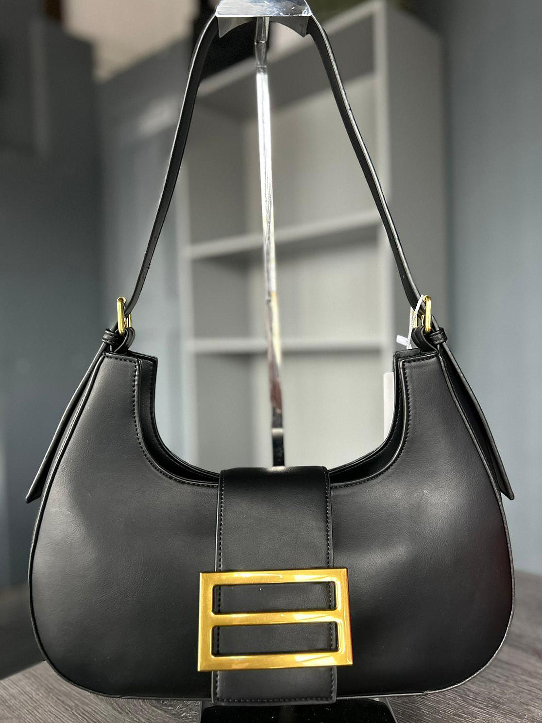 Farah - Shoulder bag with buckle